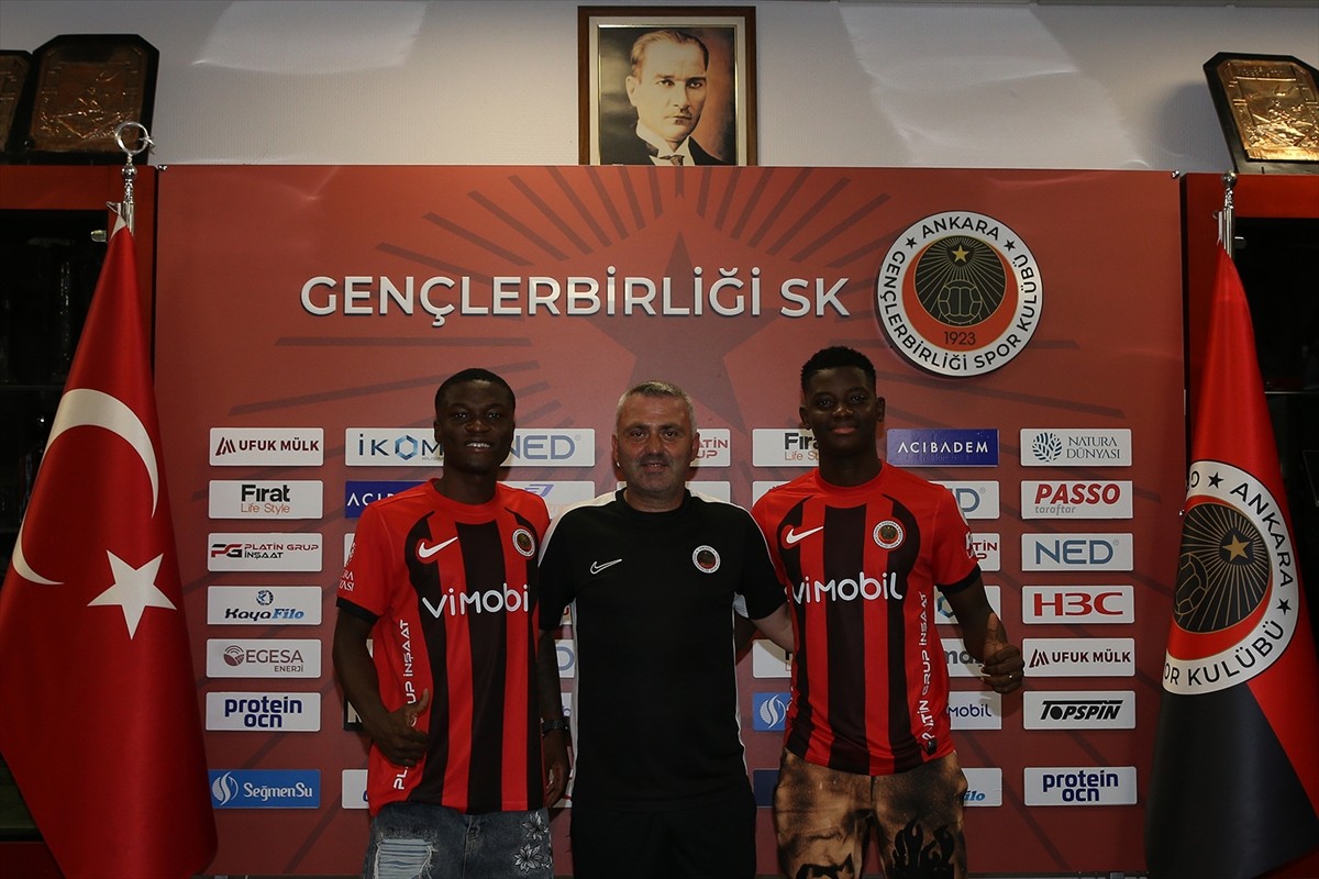 Trendyol Süper Lig ekiplerinden Gençlerbirliği, kanat oyuncusu Prince Martor (solda) ve forvet...