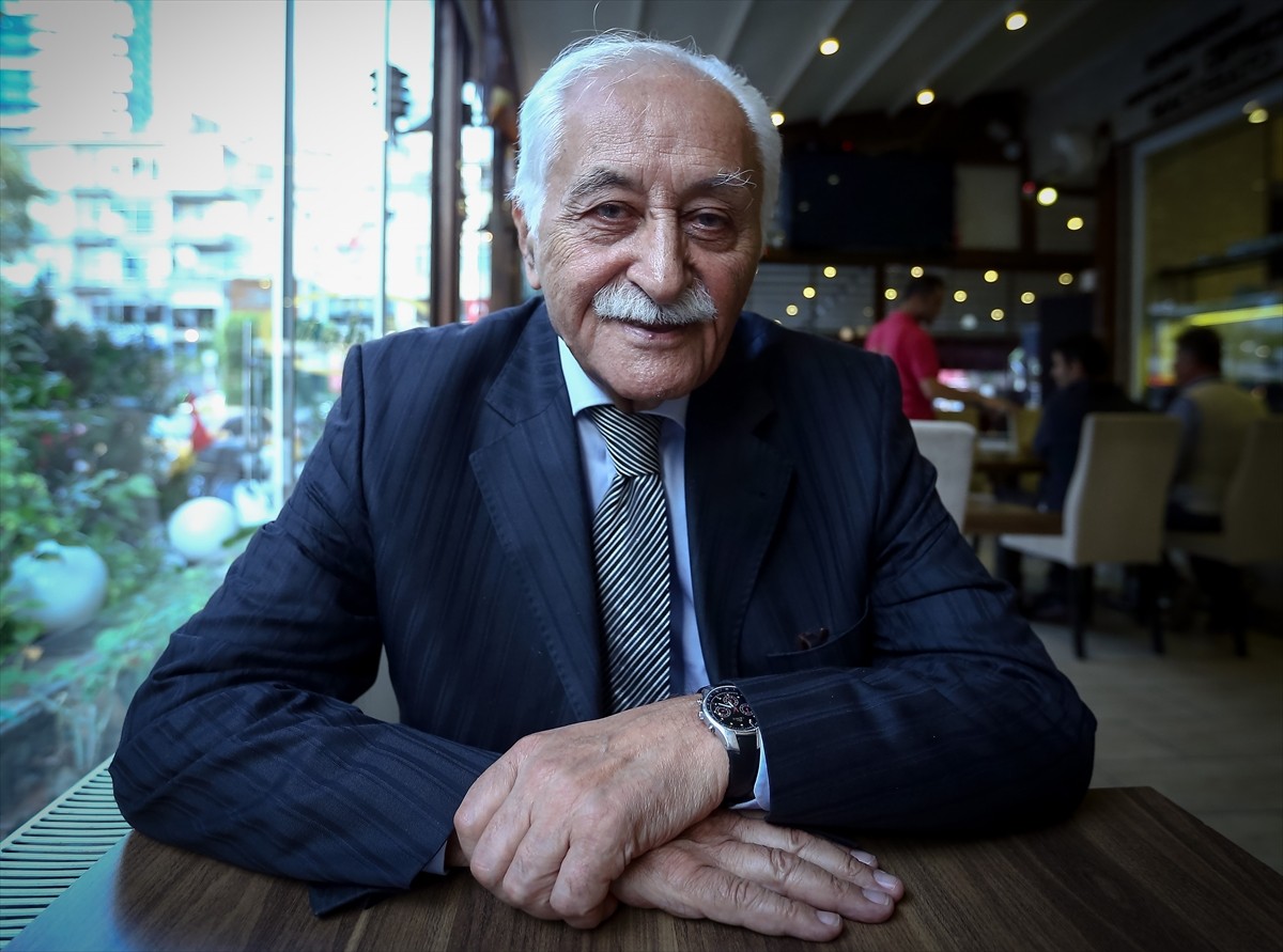 Türk edebiyatının müstesna isimlerinden şair ve yazar Yavuz Bülent Bakiler, 89 yaşında vefat etti....