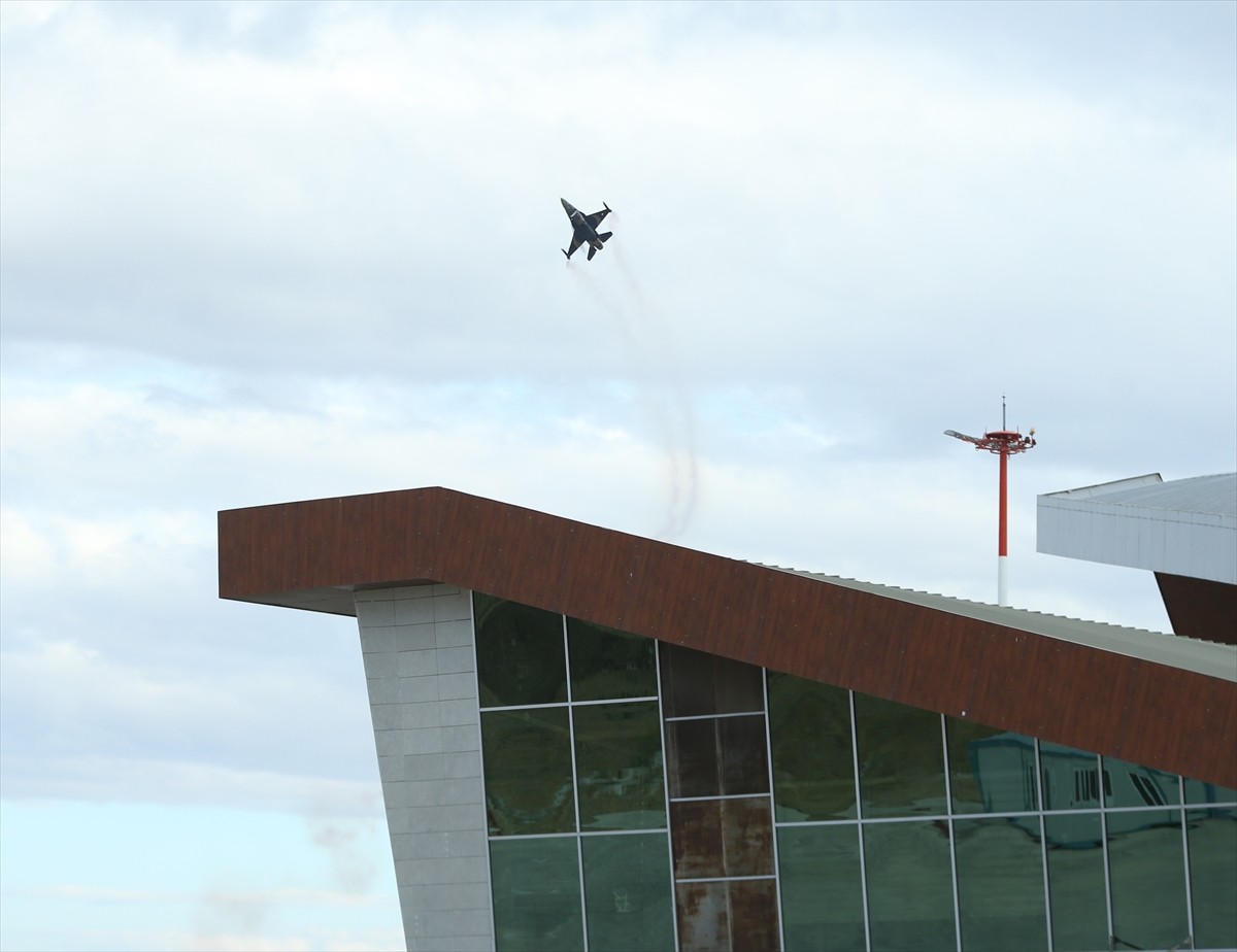  Türk Hava Kuvvetleri akrobasi timi SOLOTÜRK, Balıkesir'in düşman işgalinden kurtuluşunun 103. yıl...