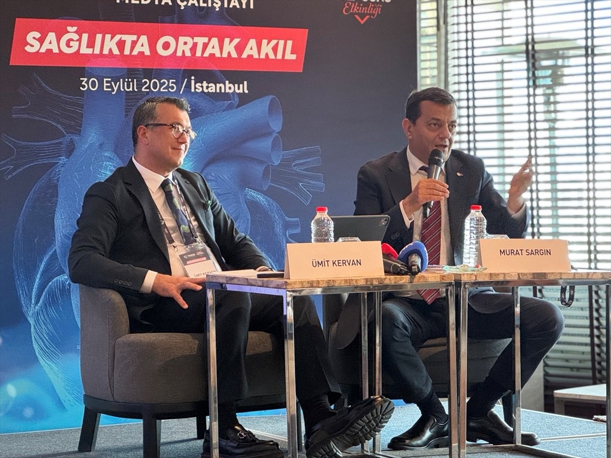 Türk Kalp ve Damar Cerrahisi Derneği ev sahipliğinde, kalp damar cerrahları ile basın...