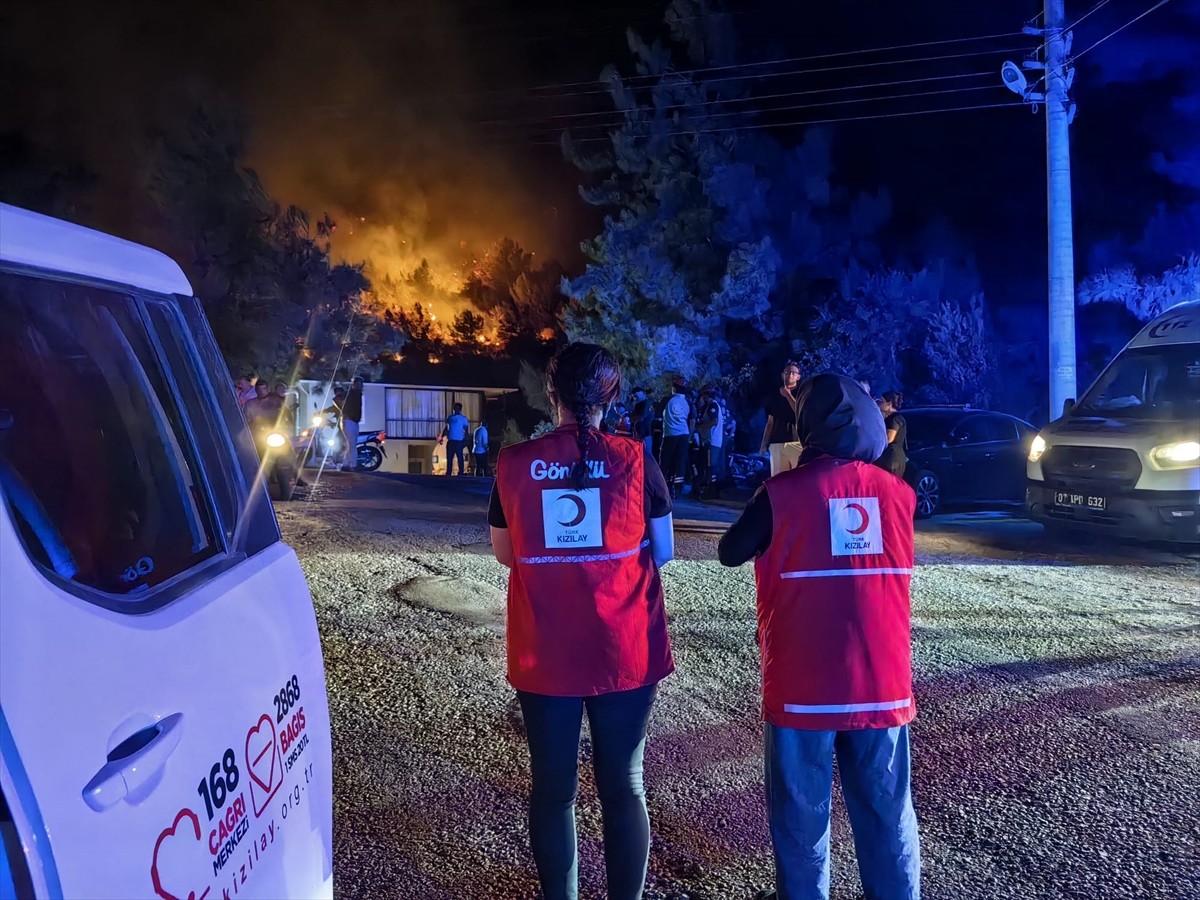Türk Kızılay, orman yangınlarının devam ettiği Muğla'nın Köyceğiz ilçesiyle Antalya'nın Alanya...