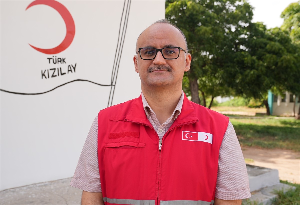 Türk Kızılay, Somali'de sıcak yemek dağıtımı ve eğitim programlarıyla her yıl binlerce ihtiyaç...