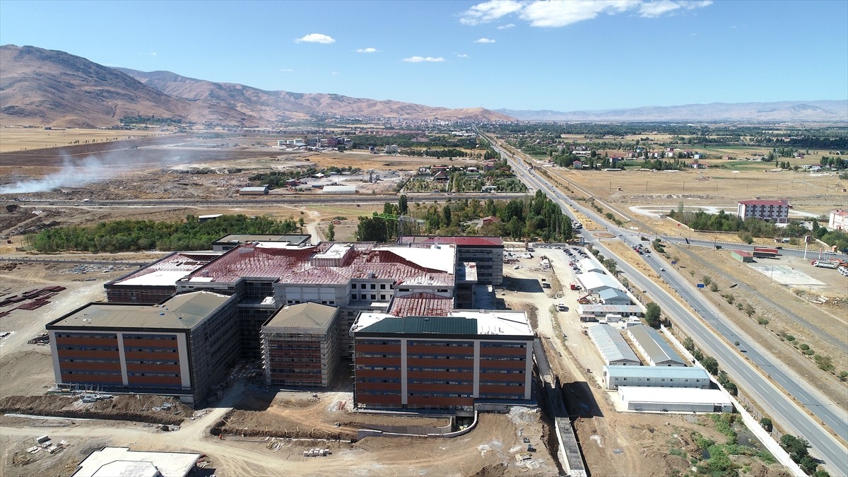 Türkiye'nin deprem açısından riskli illeri arasında yer alan Muş'ta 115 dönüm alanda yapımı devam...