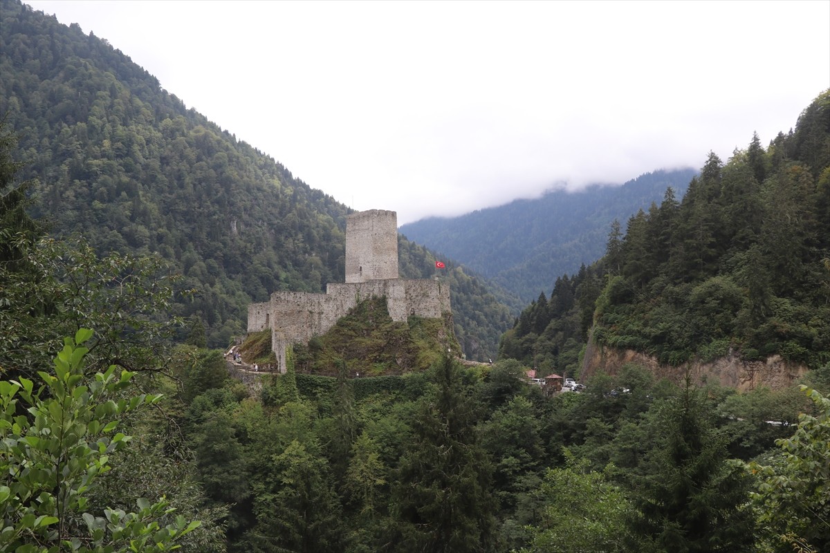 Türkiye'nin en görkemli kaleleri listesinde yer alan tarihi Zil Kale, bu yılın ocak-ağustos...