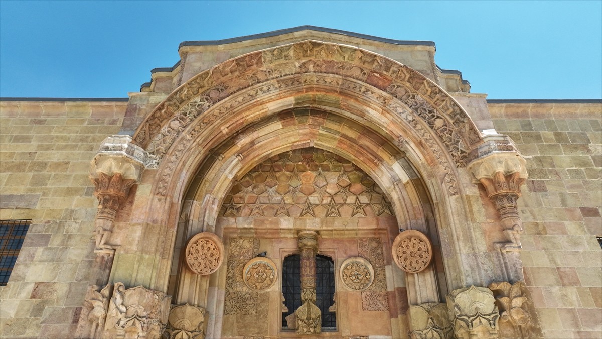 Türkiye'nin eşsiz kültürel miraslarından Sivas Divriği Ulu Camii ve Darüşşifası'nın belgesel filmi...