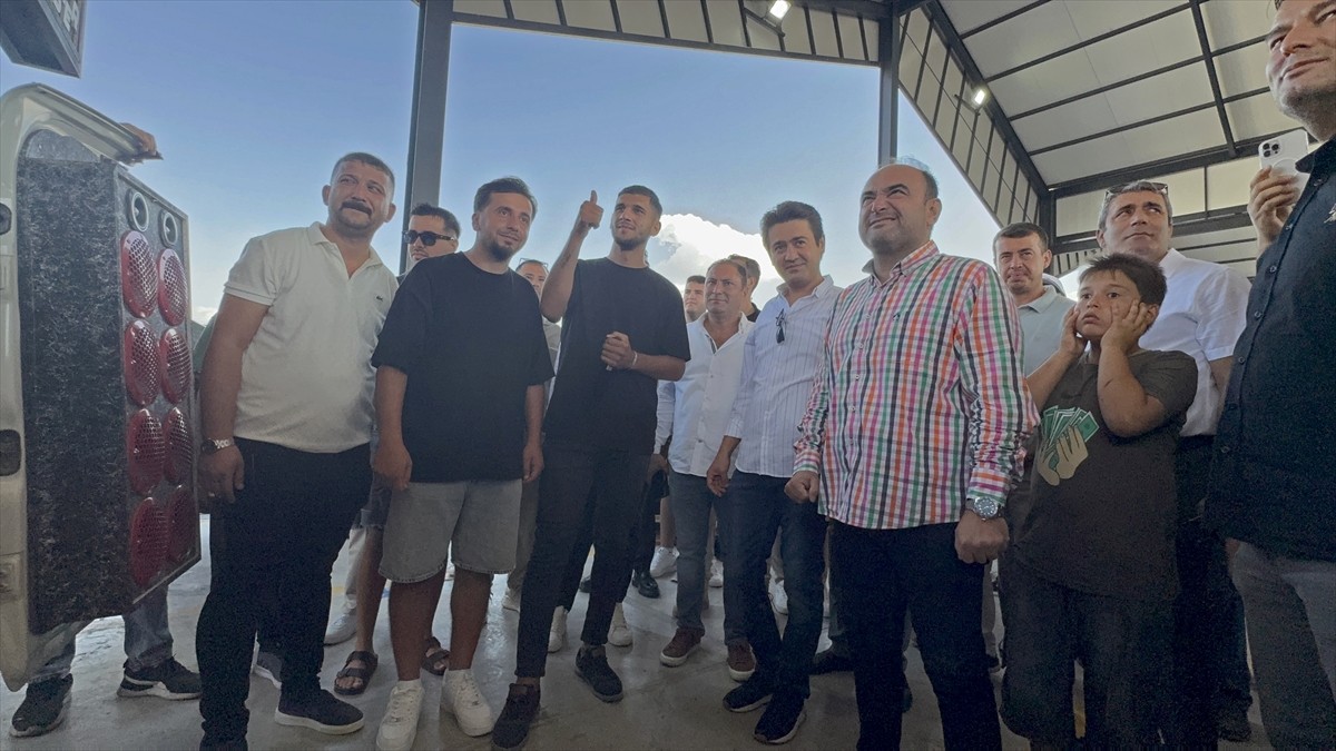 Türkiye'nin farklı illerindeki modifiye araç tutkunları, Muğla'nın Seydikemer ilçesinde düzenlenen...