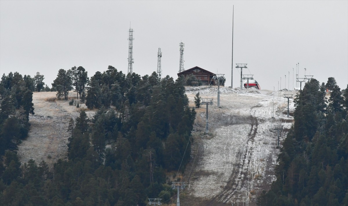 Türkiye'nin önemli kış turizmi merkezleri arasında yer alan Kars'ın Sarıkamış ilçesindeki kayak...
