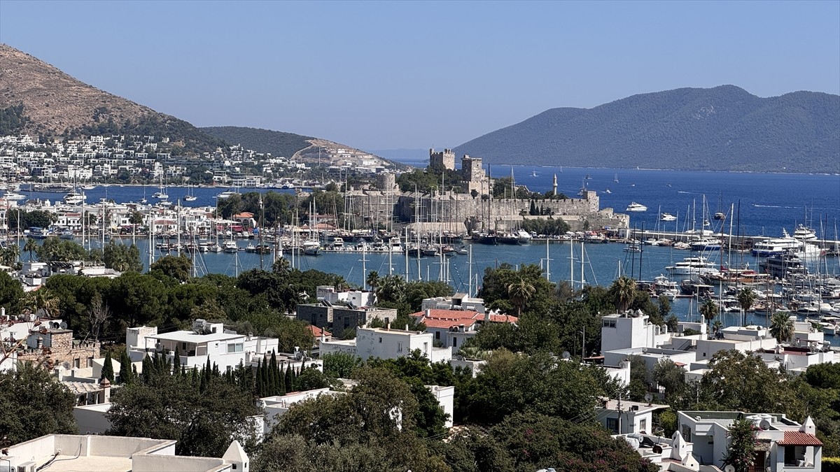 Türkiye'nin önemli turizm kentlerinden Bodrum'da, eylülün sonlarına gelinmesine rağmen kültürel ve...