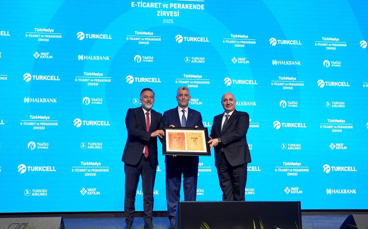 TürkMedya'nın düzenlediği e-Ticaret ve Perakende Zirvesi, Ticaret Bakanı Ömer Bolat (sol 5)...