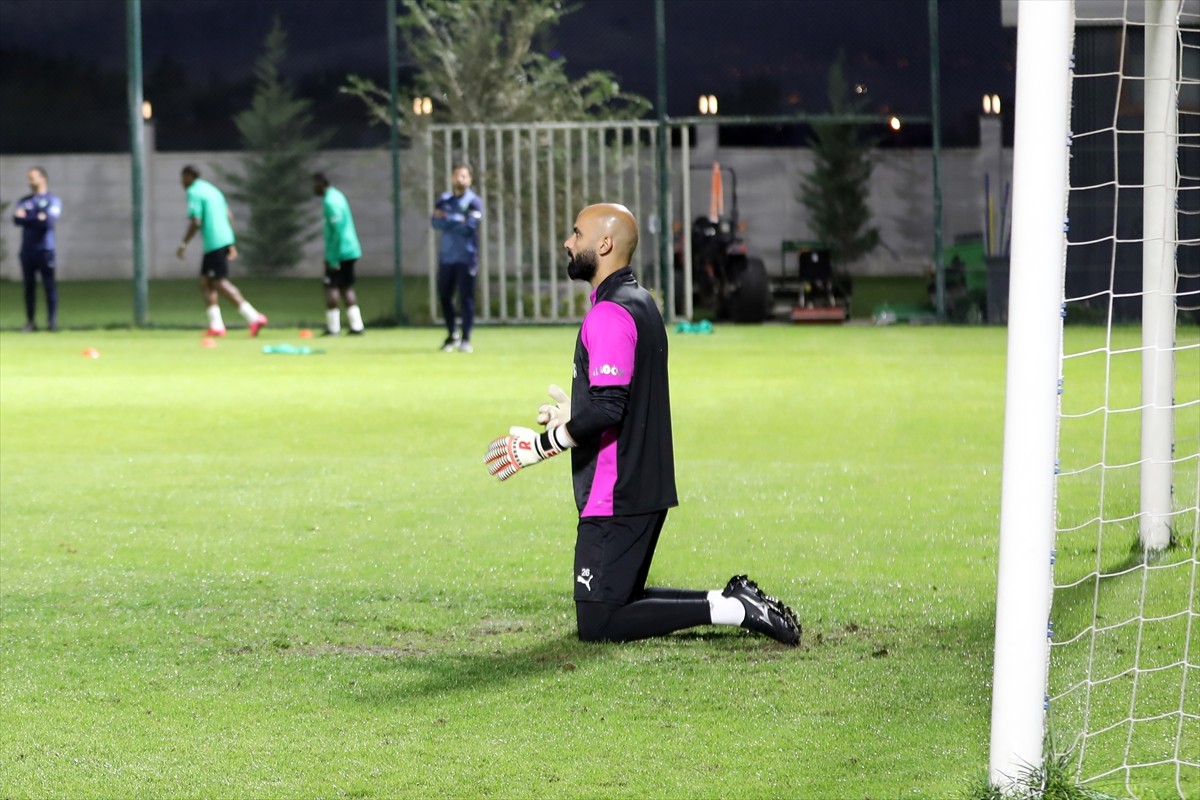 UEFA Şampiyonlar Ligi tecrübesi bulunan deneyimli kaleci Sinan Bolat (ortada), bu sezon Trendyol...