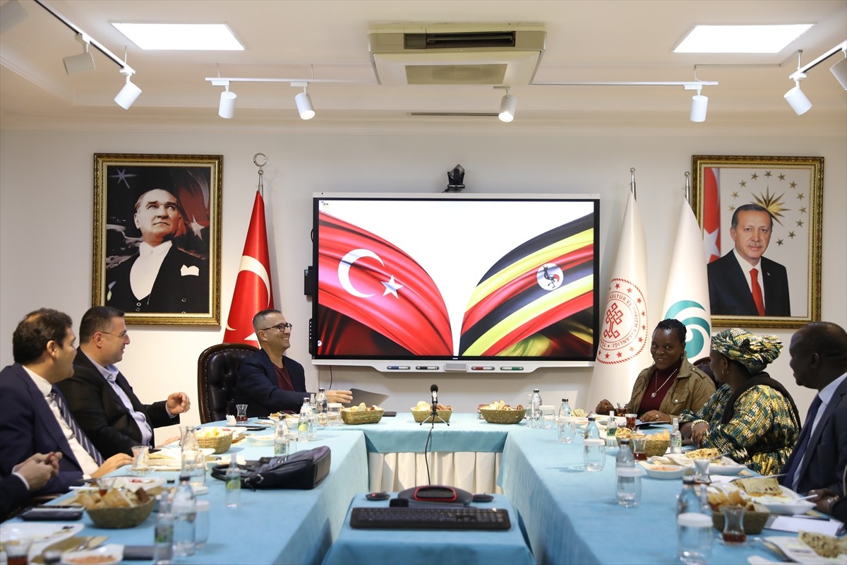 Uganda Kültür Bakanı Dr. Mutuuzo Peace Regis (Sağ), Yunus Emre Enstitüsü (YEE) Başkanı Prof. Dr....