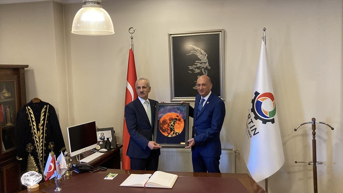 Ulaştırma ve Altyapı Bakanı Abdulkadir Uraloğlu, Bartın Ticaret ve Sanayi Odasını (solda) ziyaret...