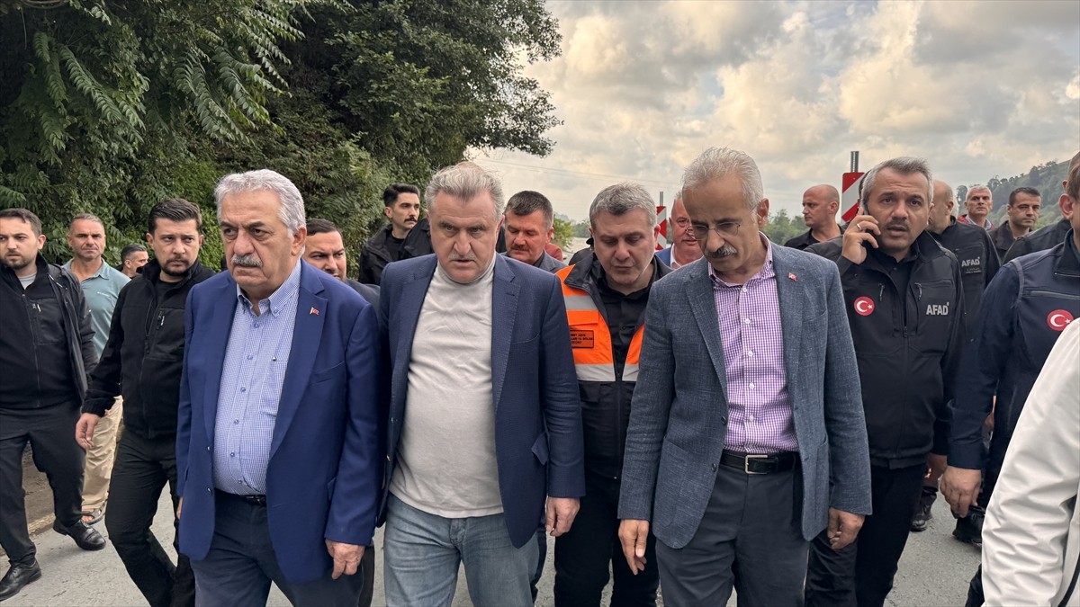 Ulaştırma ve Altyapı Bakanı Abdulkadir Uraloğlu, beraberinde Gençlik ve Spor Bakanı Osman Aşkın...