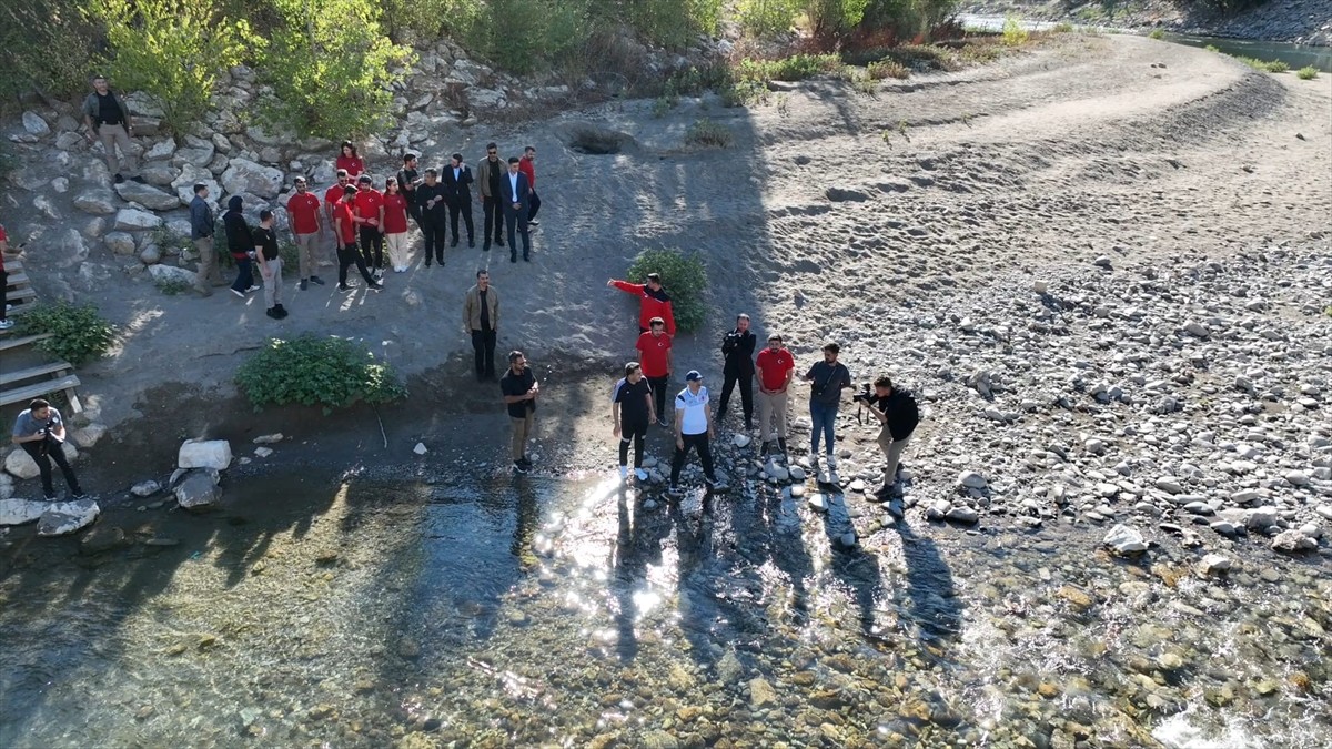 Ulaştırma ve Altyapı Bakanı Abdulkadir Uraloğlu (sağ 2), Tunceli'de gençlerle bir araya gelerek...