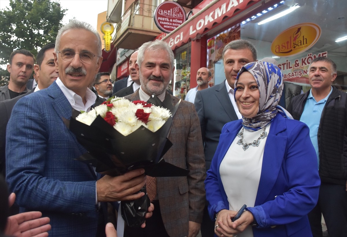 Ulaştırma ve Altyapı Bakanı Abdulkadir Uraloğlu (solda), Gümüşhane'de, Vali Aydın Baruş'u (sağda)...