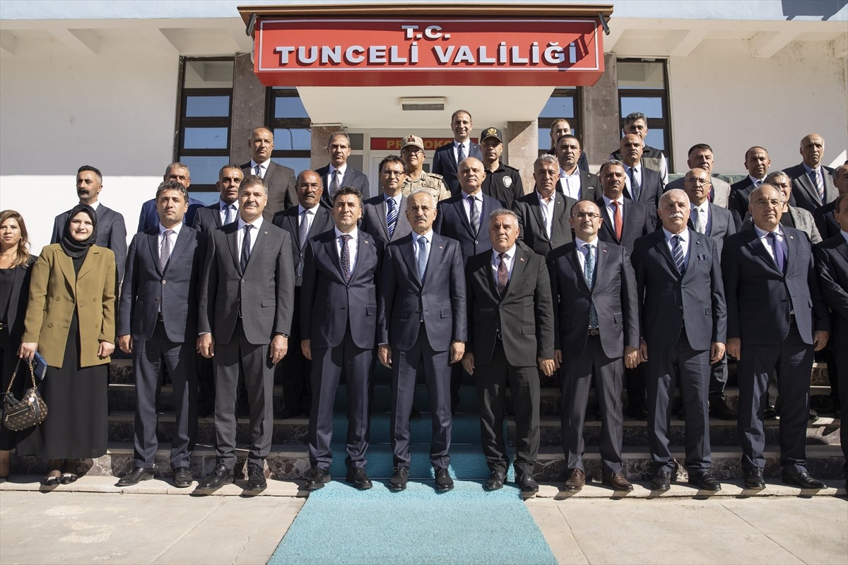 Ulaştırma ve Altyapı Bakanı Abdulkadir Uraloğlu (solda), Tunceli Valiliğine ziyarette bulundu....
