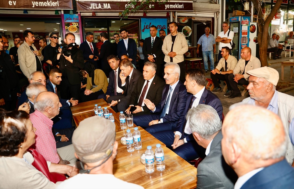 Ulaştırma ve Altyapı Bakanı Abdulkadir Uraloğlu, Tunceli'de esnaf ziyaretinde bulundu. Uraloğlu ve...