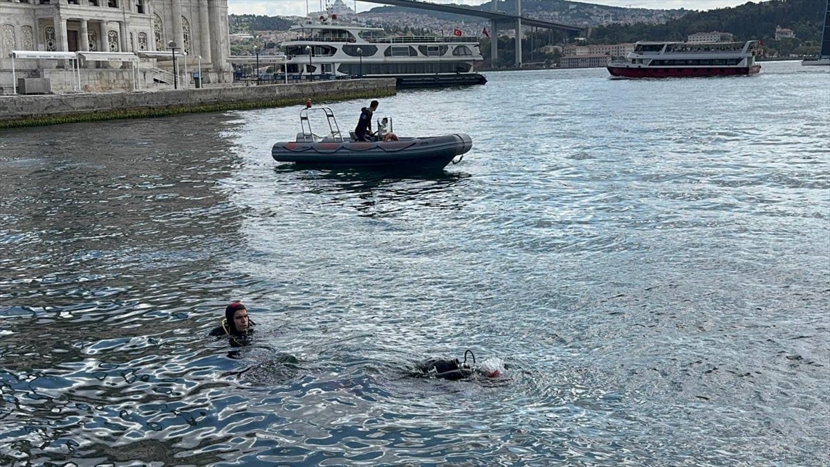 Uluslararası Kıyı Temizlik Günü kapsamında Ortaköy sahilinde gerçekleştirilen su altı temizliğinde...