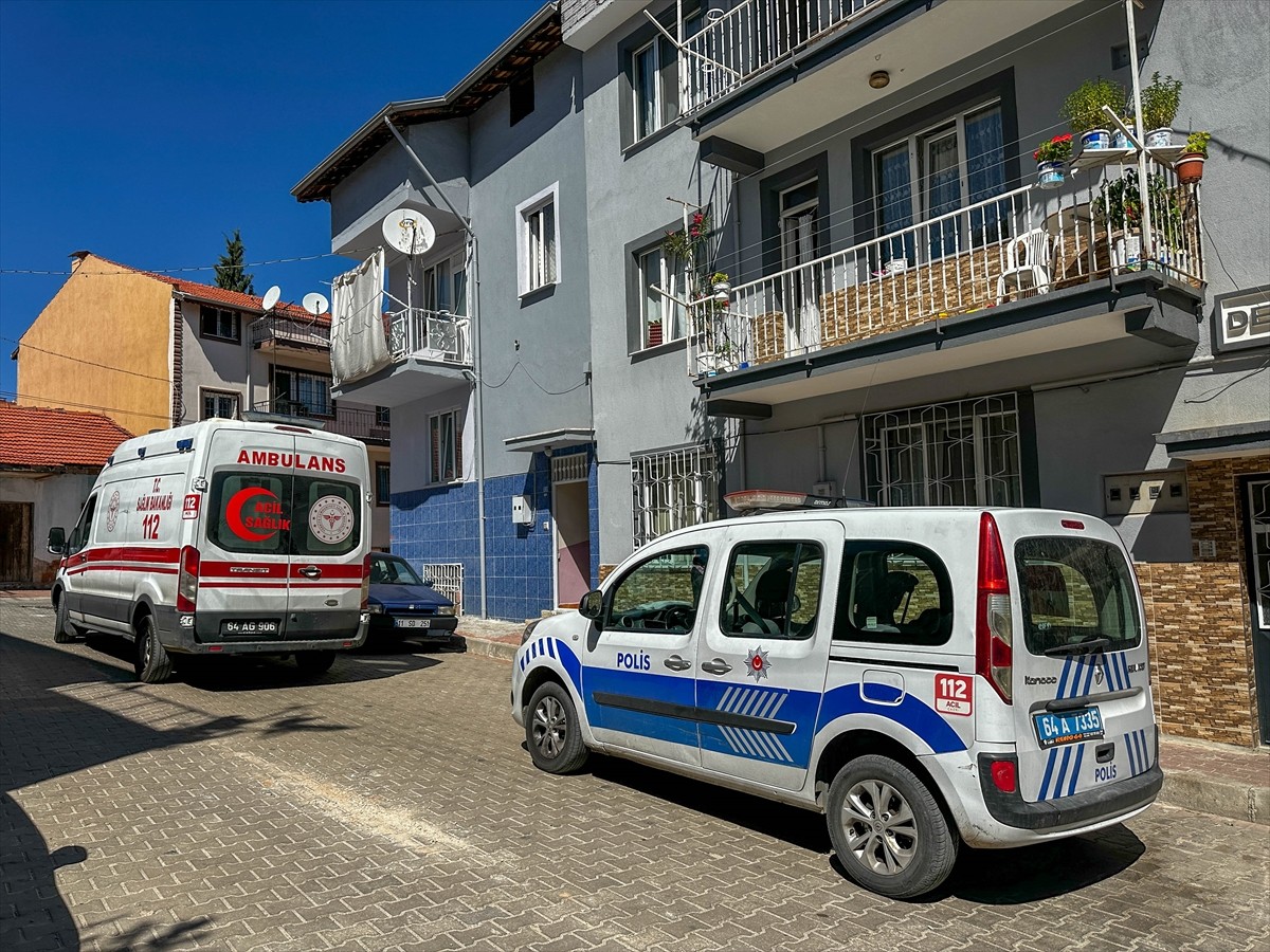 Uşak'ta 25 yaşındaki kişi, evinde ölü bulundu. Olay yerine polis ve sağlık ekipleri sevk...