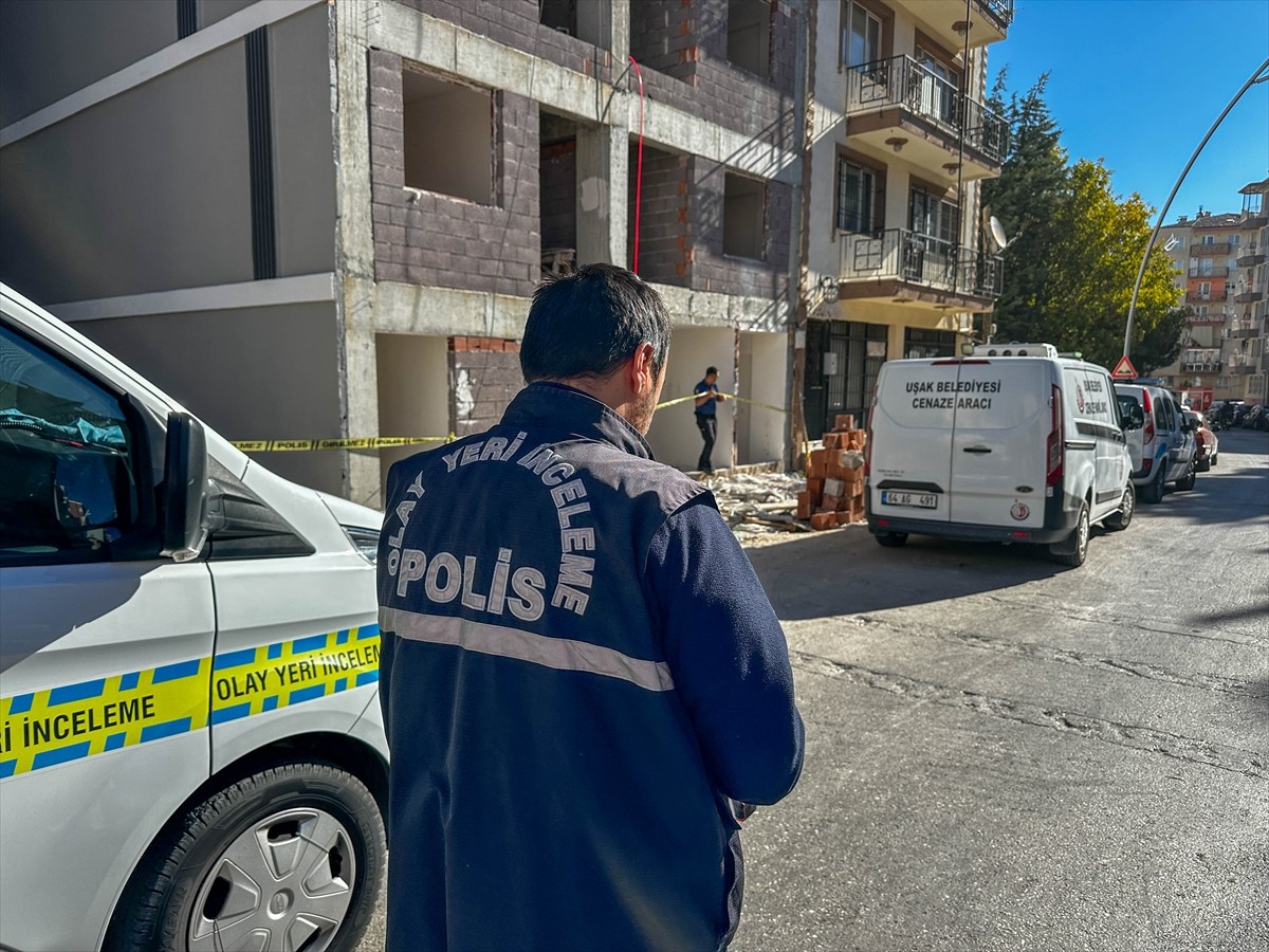 Uşak'ta inşaat halindeki apartmanın dördüncü katından düşen kişi hayatını kaybetti. İhbar üzerine...