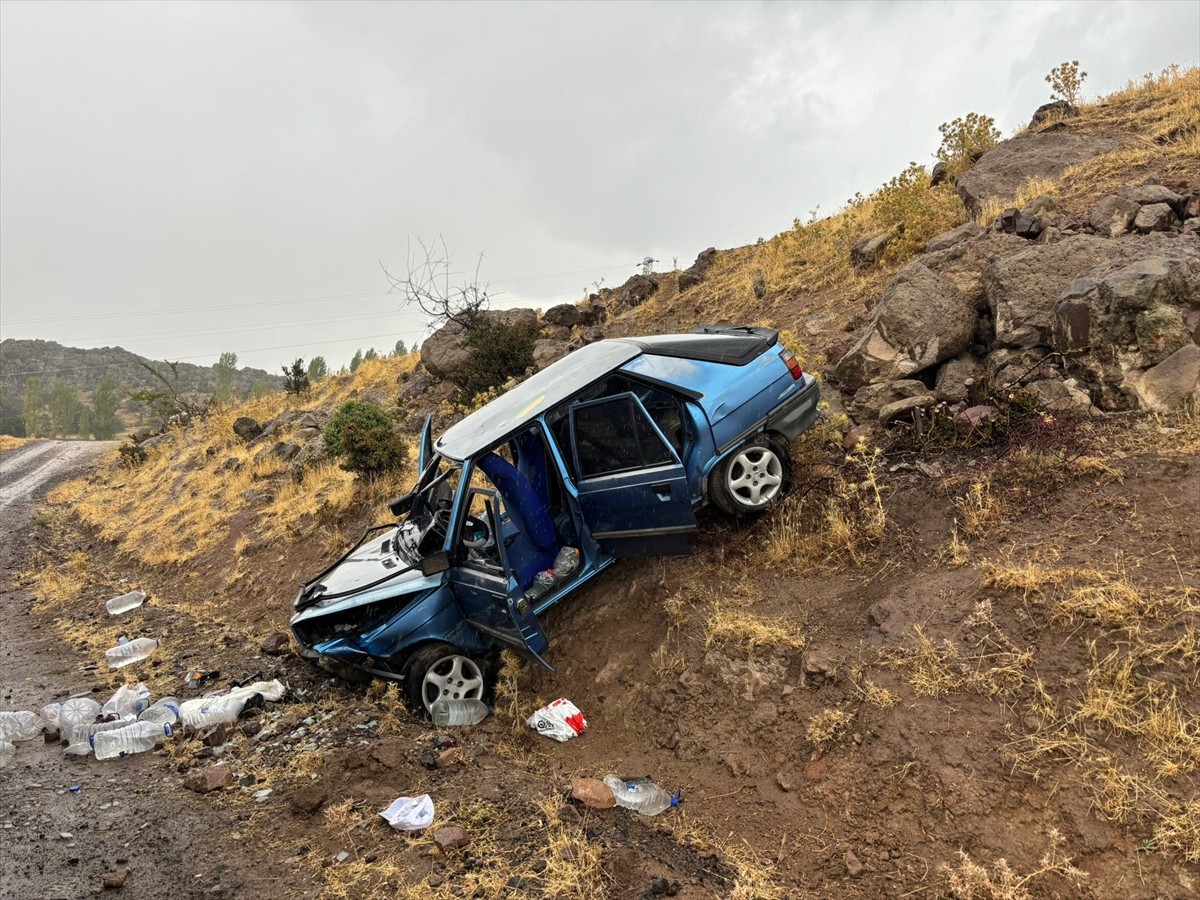 Uşak'taki iki trafik kazasında 1'i ağır 5 kişi yaralandı. Merkeze bağlı Çamyuva köyü yakınlarında...