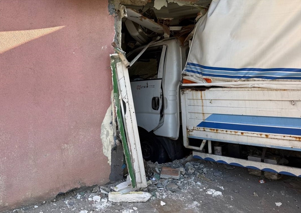 Üsküdar'da yokuş aşağı inen kamyonet iş yerine çarptı.