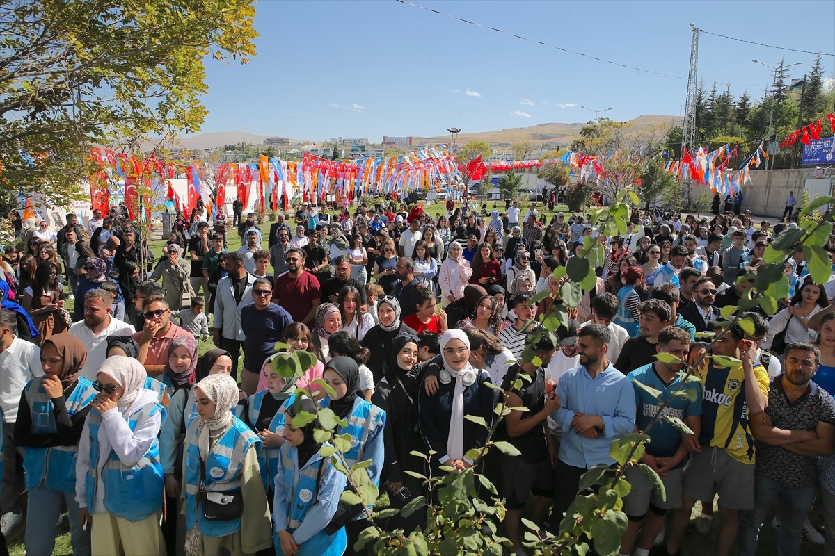 Van'da AK Parti İl Gençlik Kolları tarafından düzenlenen "AK Gençlik Van GölFest" etkinliği sona...