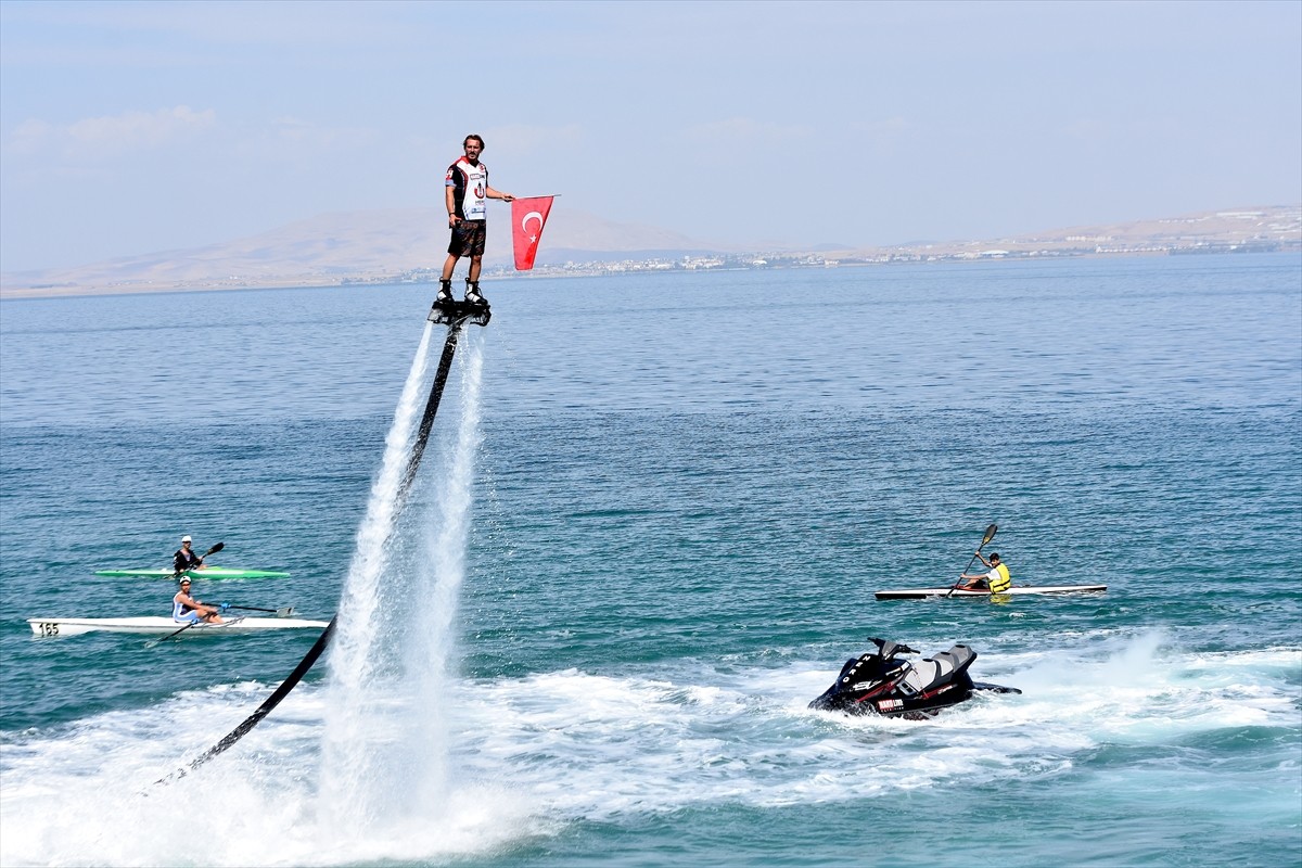 Van'da AK Parti İl Gençlik Kolları tarafından "AK Gençlik Van GölFest" etkinliği düzenlendi....