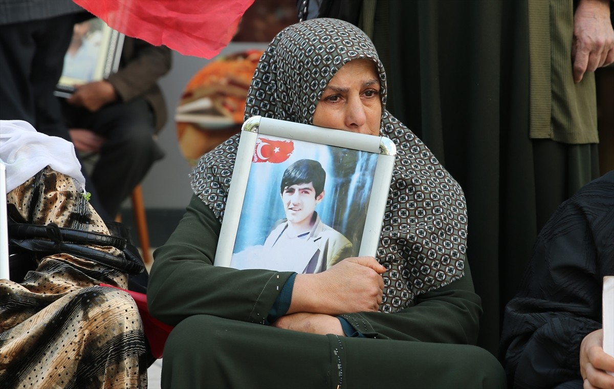 Van'da çocukları dağa kaçırılan aileler, DEM Parti İl Başkanlığı önündeki eylemlerine bu hafta da...