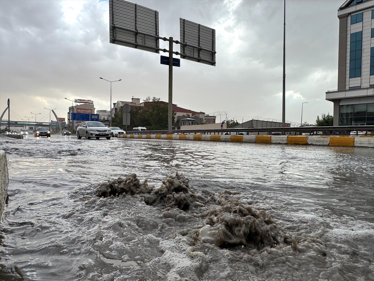 Van'da etkili olan sağanak nedeniyle bazı cadde ve sokaklarda su birikintileri oluştu, sürücüler...