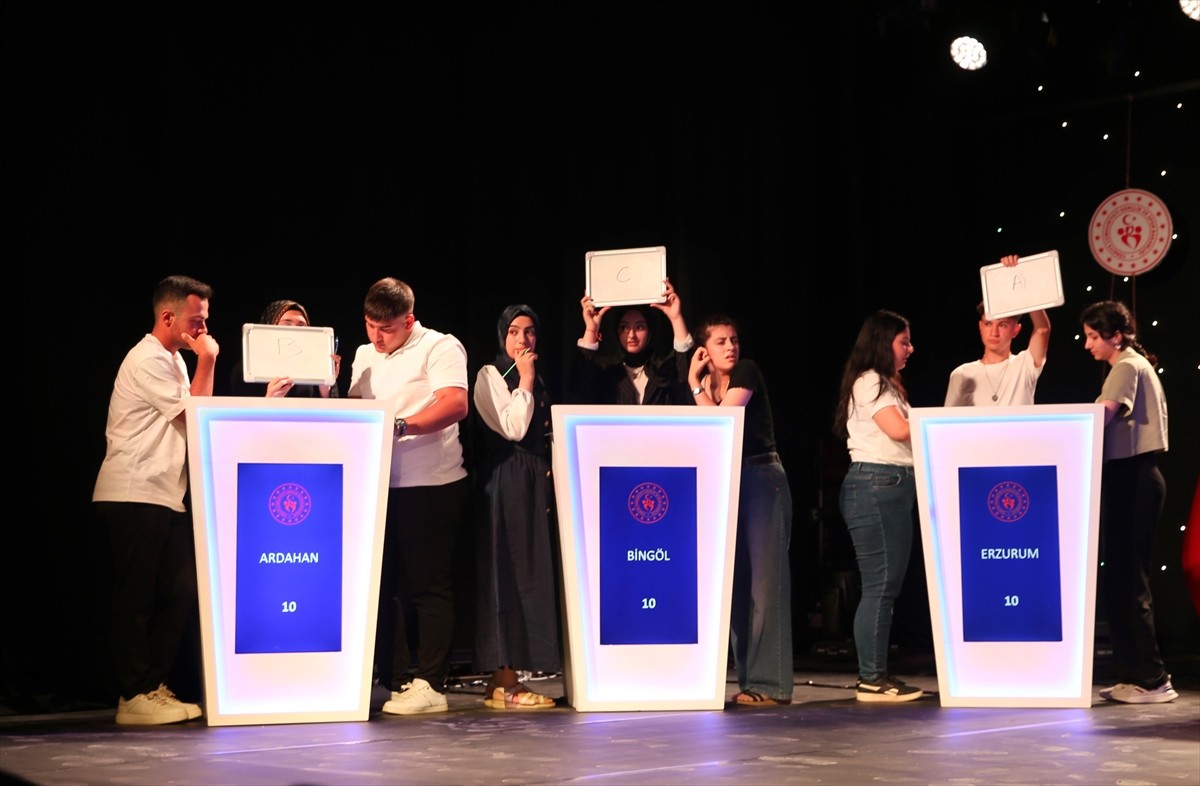 Van'da Gençlik ve Spor Bakanlığı Gençlik Hizmetleri Genel Müdürlüğünce düzenlenen "Gençler Arası...