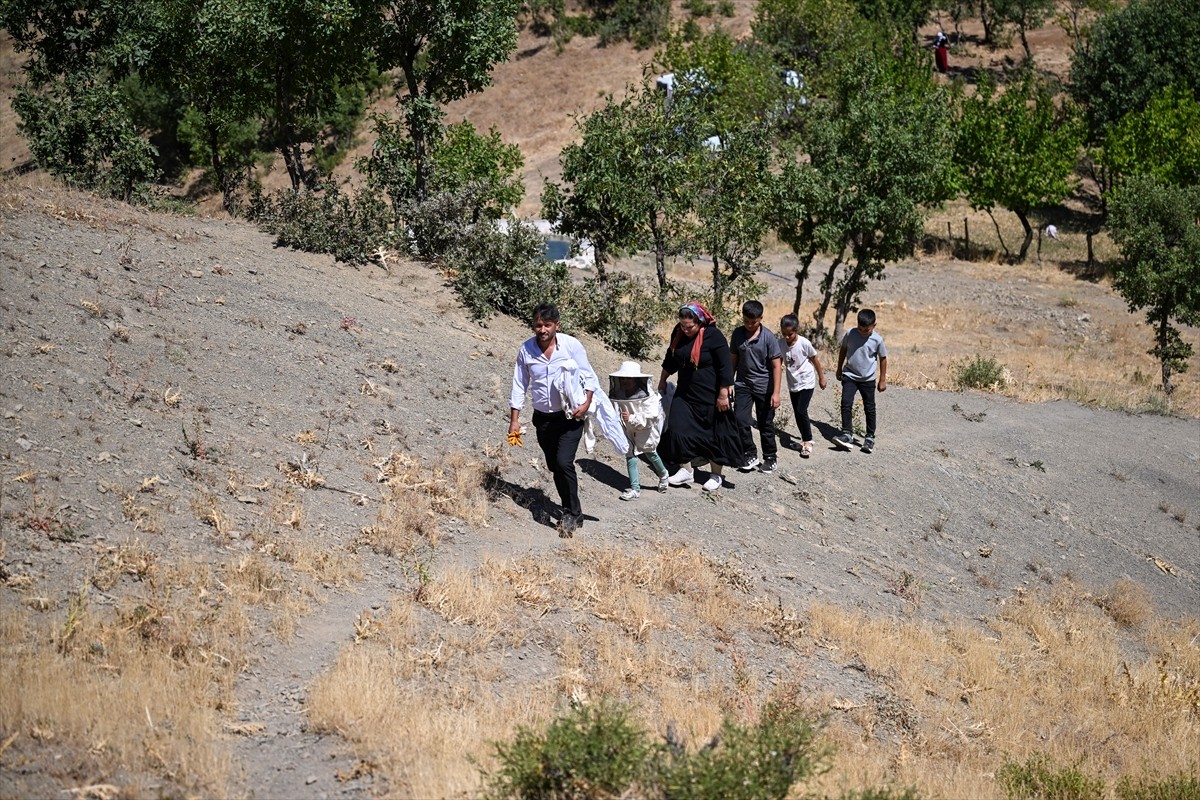 Van'da kent yaşamını bırakıp Çatak ilçesine bağlı Övecik Mahallesi'ne yerleşen Aysel ve Kamil Işık...