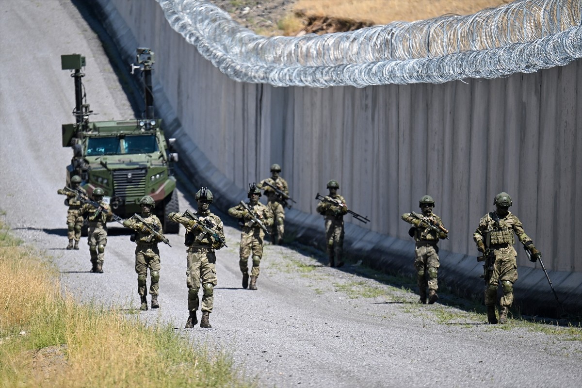 Van'da yasa dışı geçişlerin engellenmesi amacıyla İran sınırına örülen güvenlik duvarının 204...