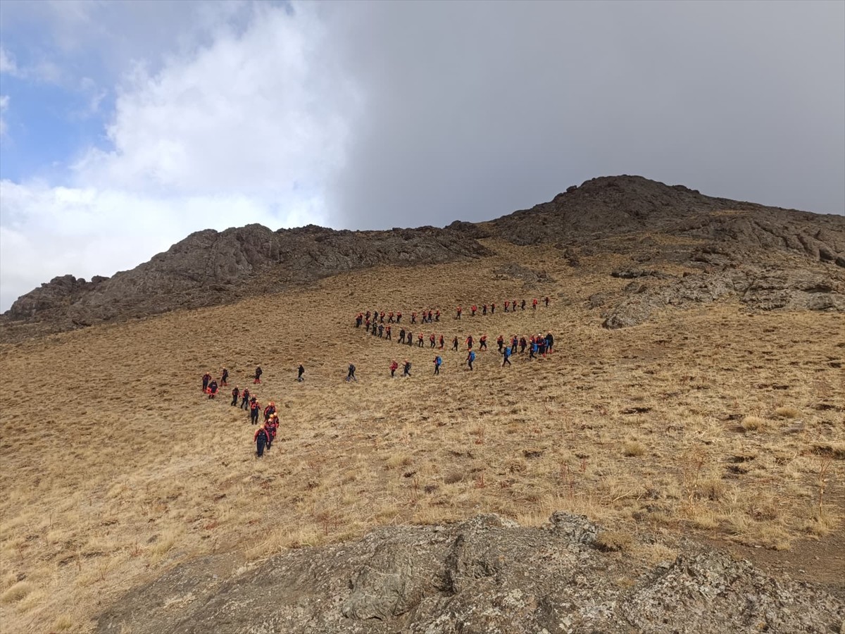 Van ve Bitlis'te 20 ilden gelen 65 Afet ve Acil Durum Yönetimi Başkanlığı (AFAD) personeliyle "Dağ...