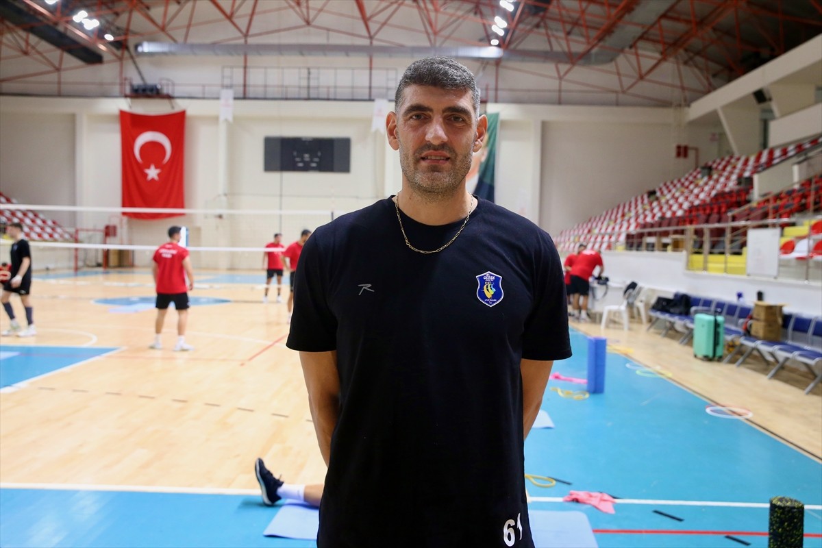 Voleybolda Efeler Ligi'ne yükselen Gebze Belediye Spor Kulübü, ilk yılda play-off oynamayı...