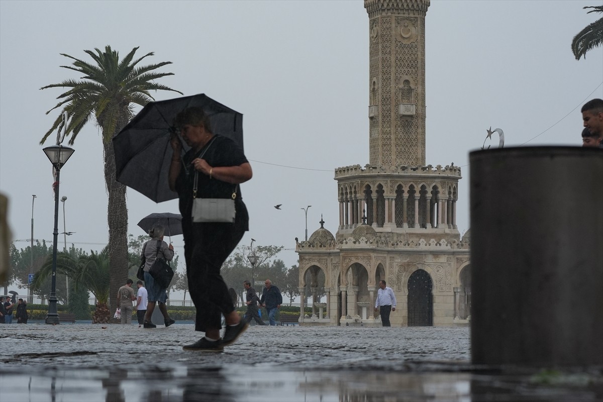 Yaz aylarını kurak geçiren İzmir, 121 gün sonra yağmura kavuştu.