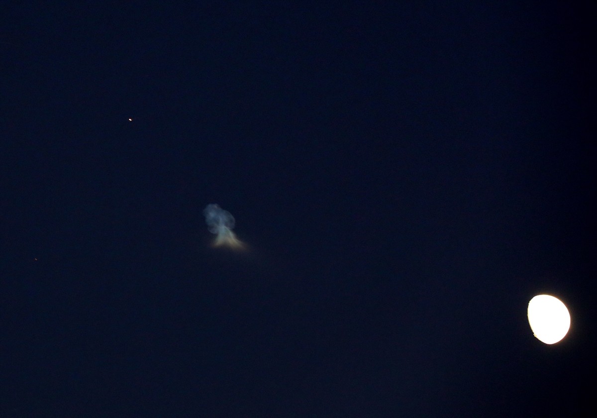 Yemen'den İsrail'e füze atıldı. Yemen'den ateşlenen füzeler, Batı Şeria semalarında...