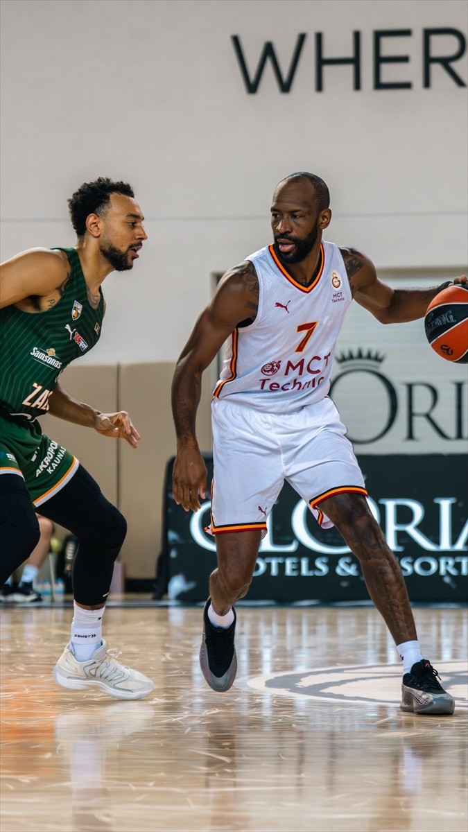 Yeni sezon hazırlıklarını Antalya kampında sürdüren Türkiye Sigorta Basketbol Süper Ligi...