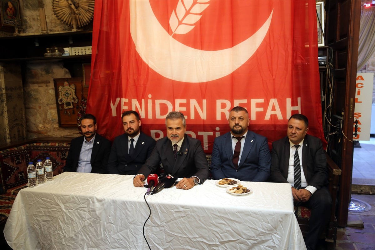 Yeniden Refah Partisi Genel Başkan Yardımcısı Suat Kılıç (ortada), Tokat'taki bir restoranda...