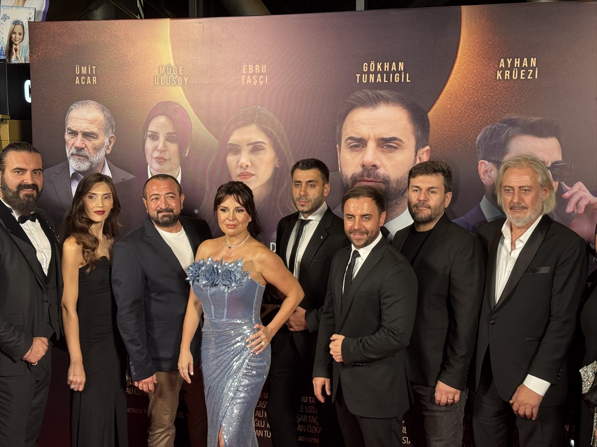 Yönetmen koltuğunda Haktan Özkan'ın oturduğu, idari koordinatörlüğünü Canan Yılmaz'ın üstlendiği...