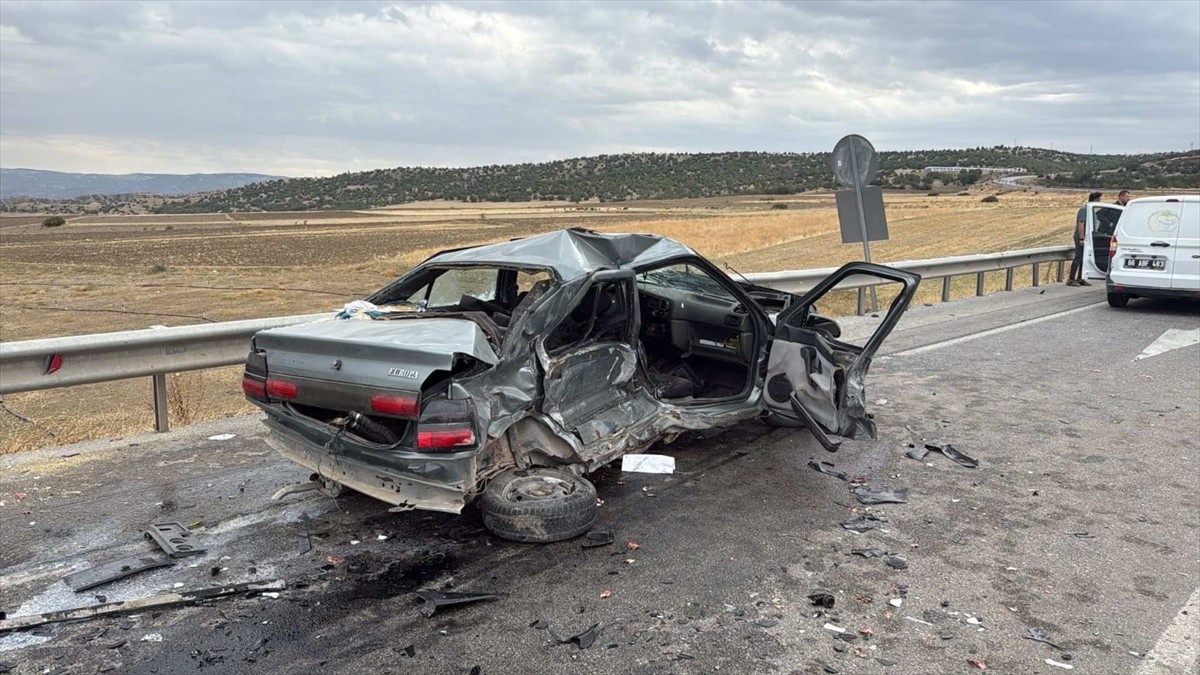 Yozgat'ta hafif ticari araç ile otomobilin çarpışması sonucu 1 kişi öldü, 3 kişi...