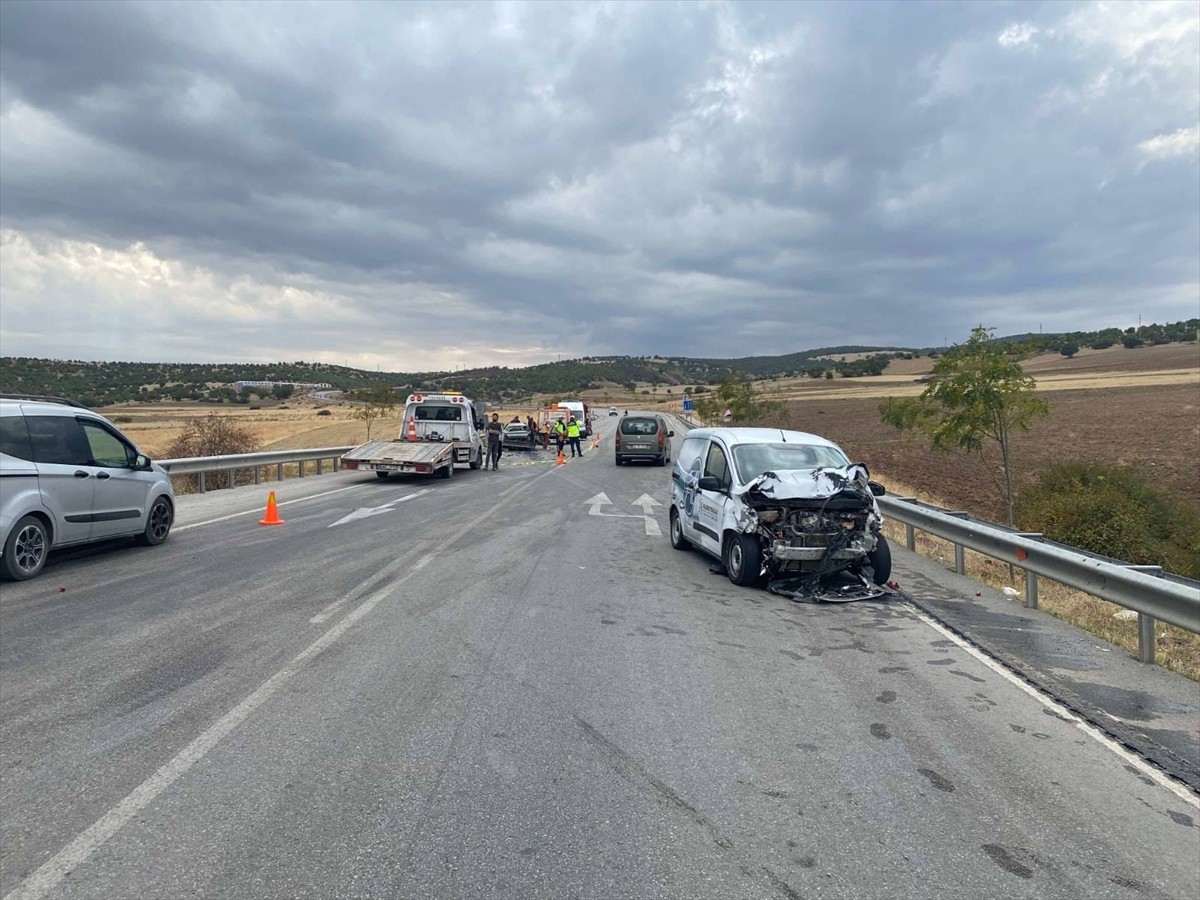 Yozgat'ta hafif ticari araç ile otomobilin çarpışması sonucu 1 kişi öldü, 3 kişi...