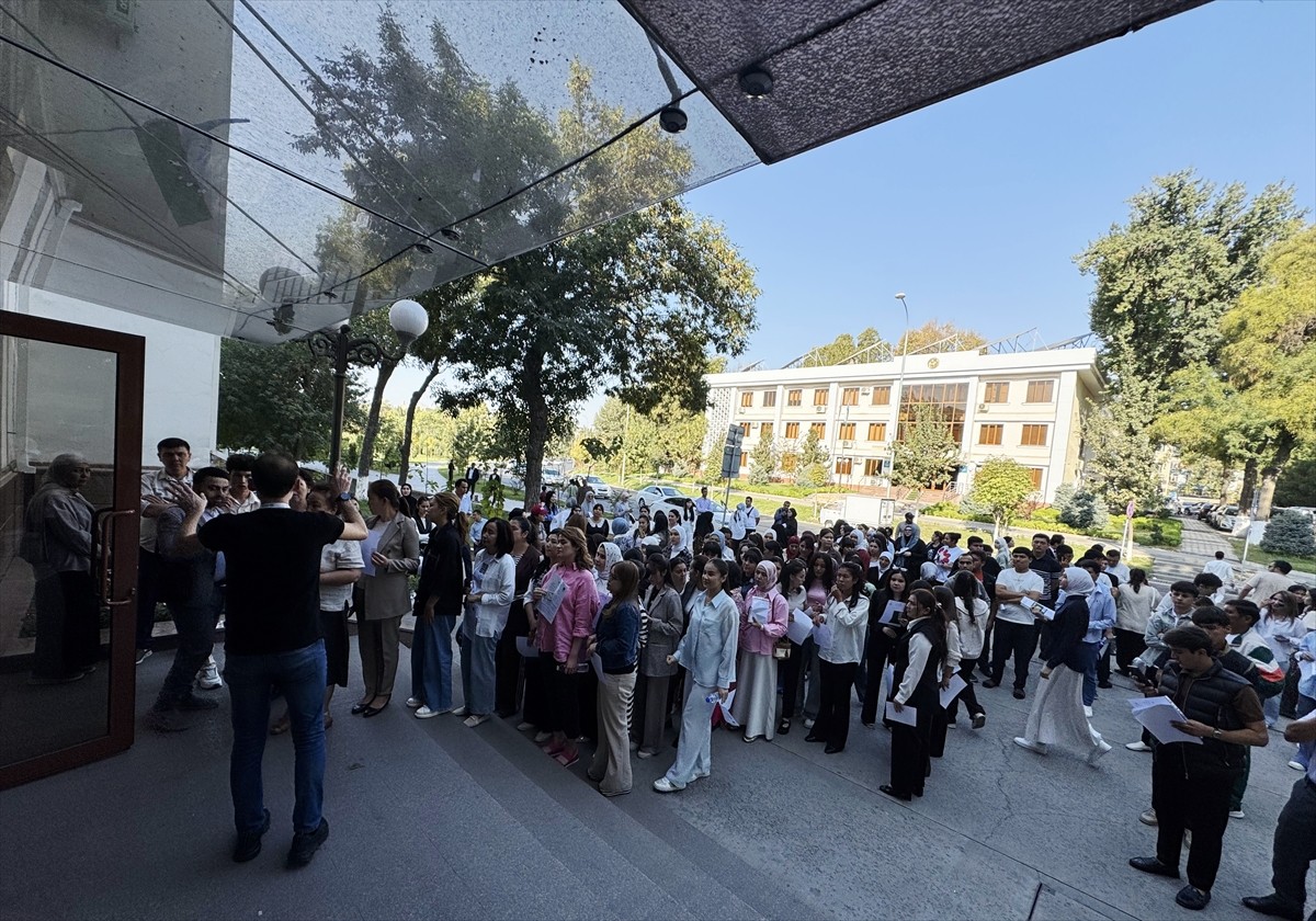 Yunus Emre Enstitüsünün (YEE) Özbekistan'da düzenlediği Türkçe Yeterlik Sınavı'na (TYS) öğrenciler...