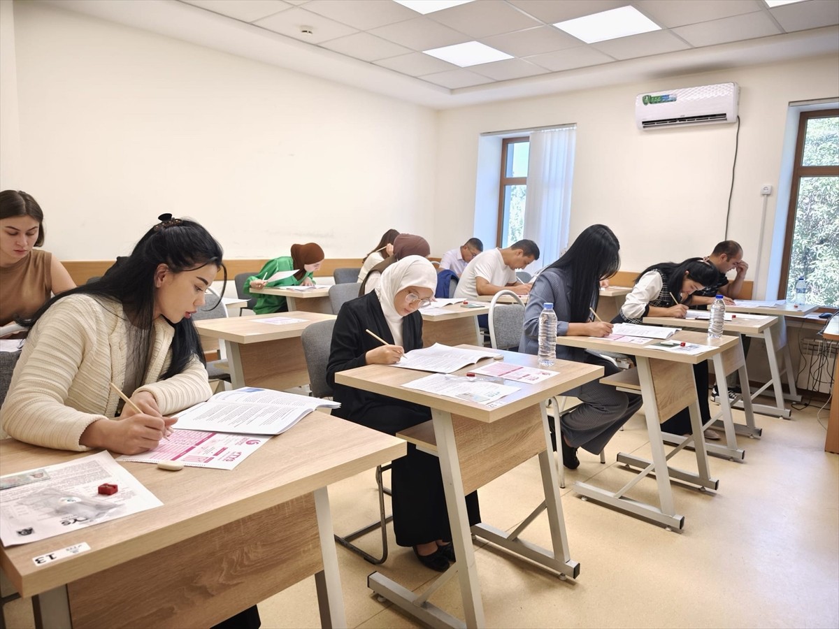 Yunus Emre Enstitüsünün (YEE) Özbekistan'da düzenlediği Türkçe Yeterlik Sınavı'na (TYS) öğrenciler...