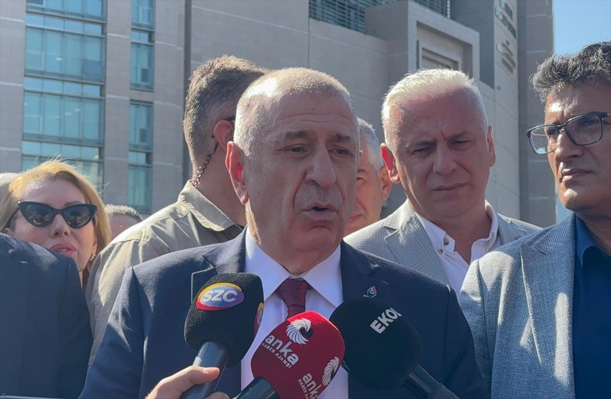 Zafer Partisi Genel Başkanı Ümit Özdağ, İstanbul 35. Asliye Ceza Mahkemesi'ndeki duruşmanın...