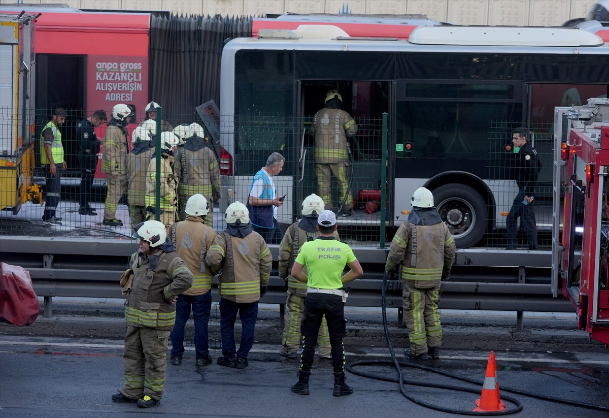 Zeytinburnu'nda metrobüsün motor kısmında çıkan yangın söndürüldü.Bayrampaşa-Maltepe metrobüs...