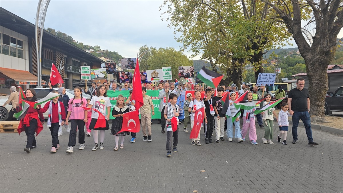Zonguldak'ta Filistin ve Küresel Sumud Filosu'na destek yürüyüşü düzenlendi. Grup, Türk ve...