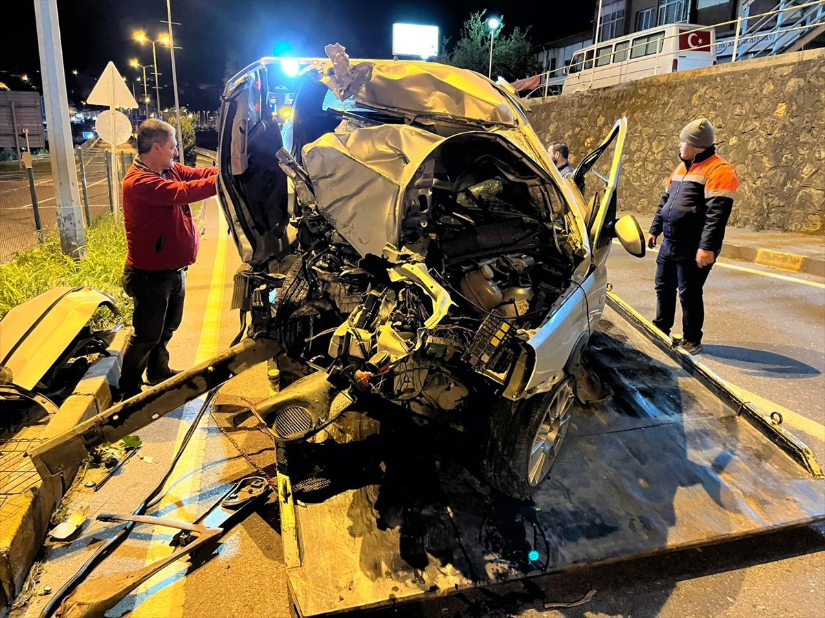 Zonguldak'ta üst geçidin direğine çarpan otomobildeki 2 kişi hayatını kaybetti.