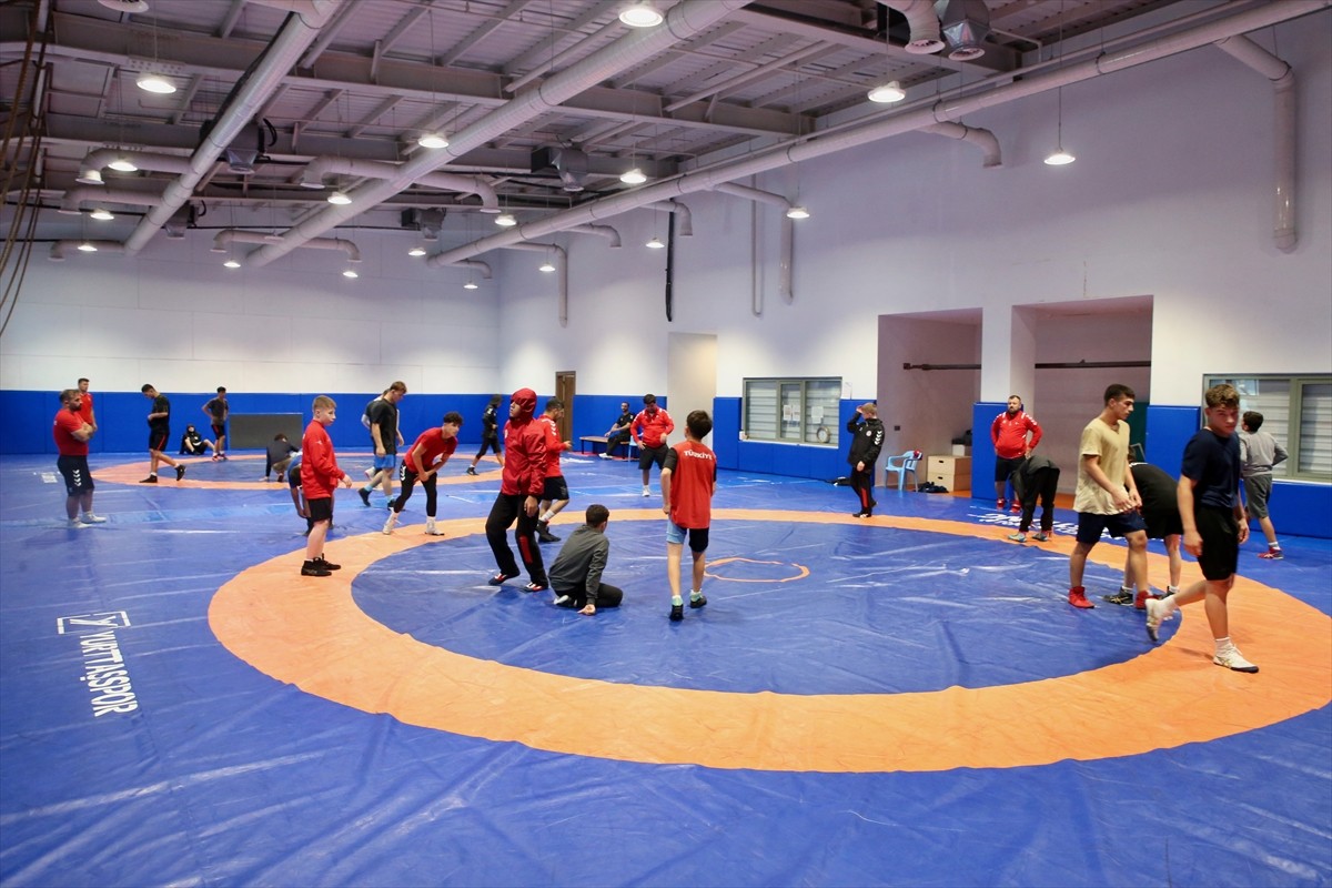 15 Yaş Altı Serbest Stil Güreş Güreş Milli Takımı, Romanya'da düzenlenecek Balkan Şampiyonası'ndan...