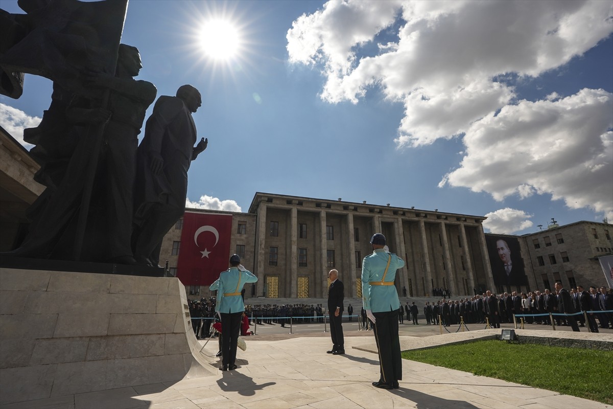 28. Dönem 4. Yasama Yılı açılışı dolayısıyla Meclis'teki Atatürk Anıtı önünde tören yapıldı. TBMM...